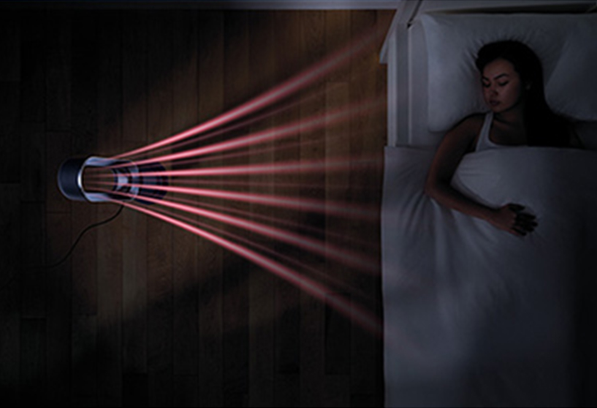 Απεικονίζεται η συσκευή και δίπλα μια γυναικεία φιγούρα σε ένα κρεβάτι που κοιμάται.
